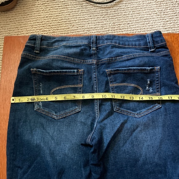 TIME AND TRU High Rise Button Fly Distressed blue jean shorts. Size 8 - Picture 6 of 7